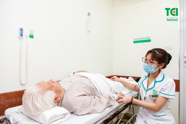 &#8220;Chủ tịch Cao Dược&#8221; NSƯT ĐỨC TRUNG  thăm khám tại Bệnh viện ĐKQT Thu Cúc