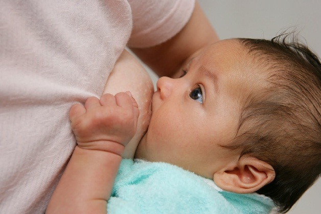 Mẹ nên cho trẻ bú nhiều lần trong ngày