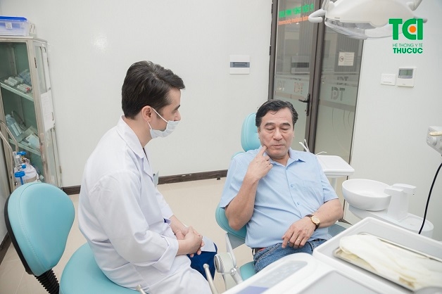 Sau khi nhổ răng bệnh nhân được các nha sĩ tư vấn về các cách chăm sóc răng miệng để hồi phục nhanh và hạn chế nhiễm trùng xảy ra