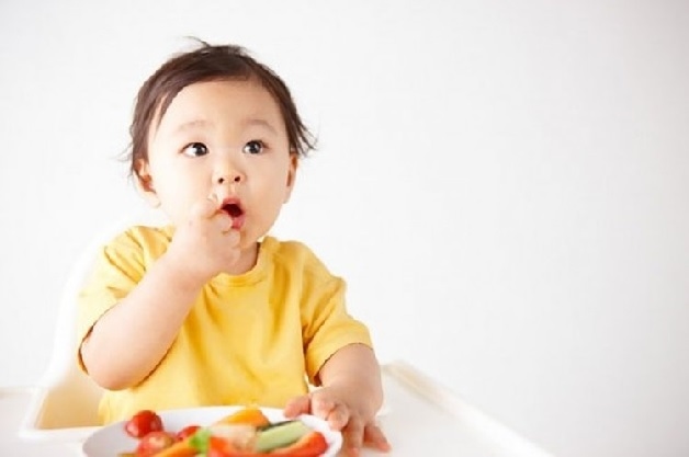 Bố mẹ nên thay đổi thực đơn thường xuyên cho trẻ