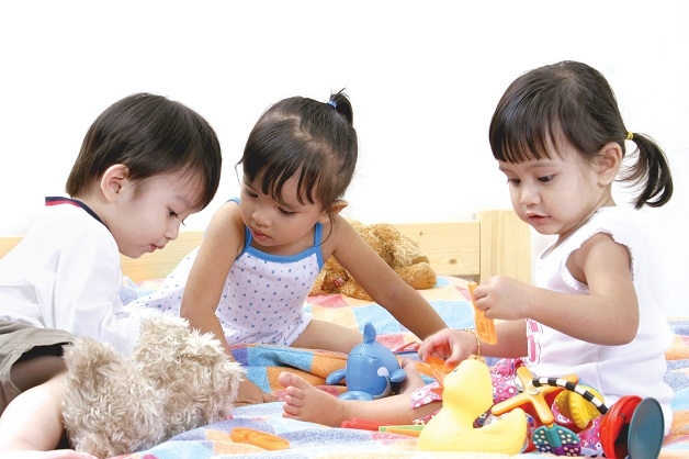 Môi trường nhà trẻ, lớp học là môi trường thuận lợi để lây nhiễm bệnh vì do cần thay tã thường xuyên, tập đi vệ sinh, và trẻ nhỏ thường có thói quen đưa tay vào miệng.
