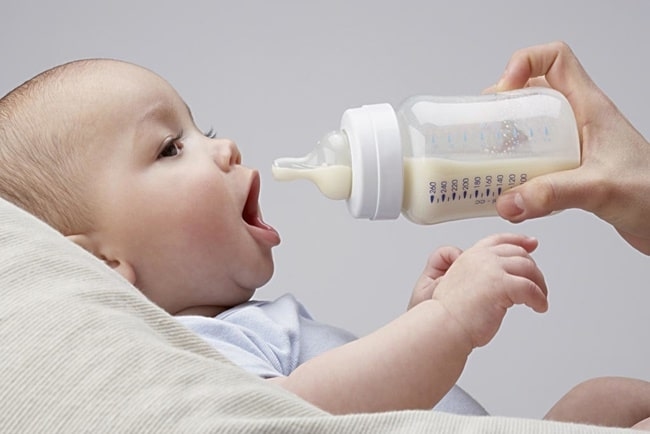 Sữa là nguồn cung cấp nước chính cho trẻ, thiếu nước dễ gây tình trạng táo bón
