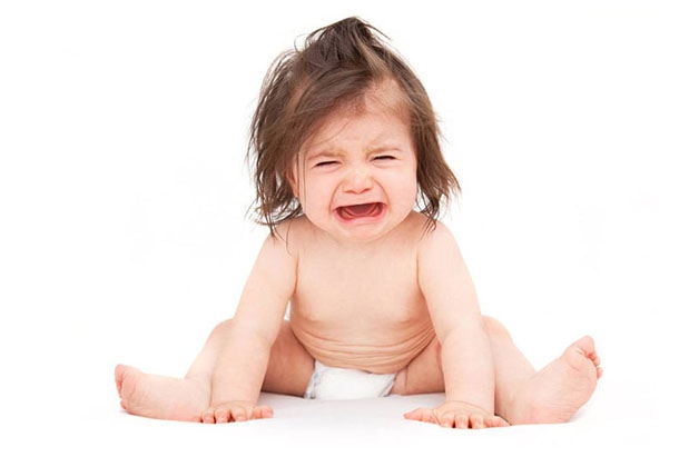 Trẻ hay quấy khóc là một trong những biểu hiện cho thấy trẻ bị ngứa vùng kín.