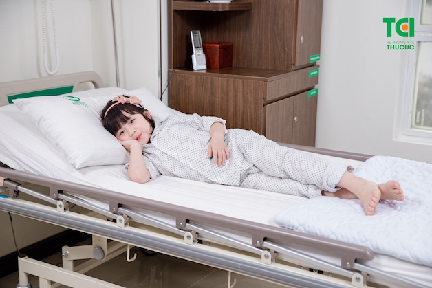 Khuyến khích con hạn chế vận động, dành nhiều thời gian để nghỉ ngơi.