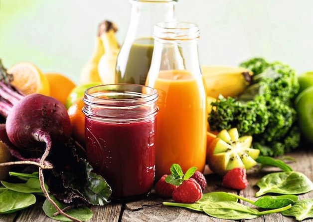 Tăng cường bổ sung các loại nước rau củ quả là cách chữa nhiệt miệng hiệu quả vì chúng giúp bổ sung vitamin và các khoáng chất chống bệnh.