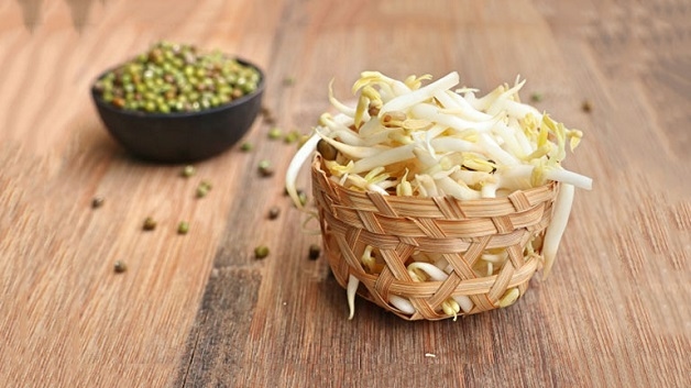 sử dụng xay giá đỗ chín với gừng tươi cùng muối sau đó lọc lấy nước, uống từ từ từng ngụm để giúp cổ họng dễ chịu hơn, giảm bớt các triệu chứng của viêm thanh quản gây ra.