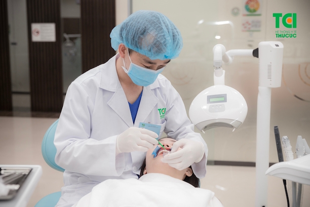Cách ly môi và nướu là bước không thể thiếu khi thực hiện tẩy trắng răng tại phòng khám.