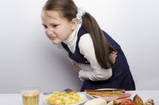 Ngộ độc thực phẩm là nguyên nhân phổ biến khiến trẻ đau bụng buồn nôn