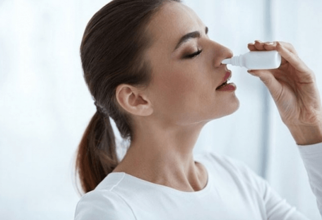 Giữ vệ sinh mũi bằng cách hút dịch mũi, không để dịch mũi có cơ hội chảy xuống họng, gây kích ứng niêm mạc họng là một trong những cách phòng ngừa bệnh.