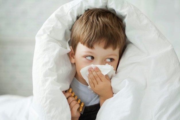 Khi trẻ bị viêm VA mạn tính sẽ thường xuyên chảy nước mũi, ngạt mũi, gặp khó khăn khi hít thở.