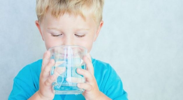 Bố mẹ nên cho trẻ uống nước ấm