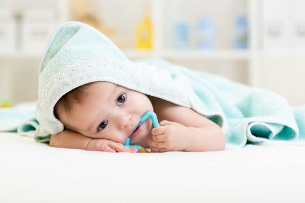 Một cách rất hay để giảm tình trạng đau nướu ở trẻ là bạn bỏ vòng nhai hvào ngăn mát tủ lạnh sau đó cho bé gặm. Tình trạng này sẽ được giảm bớt
