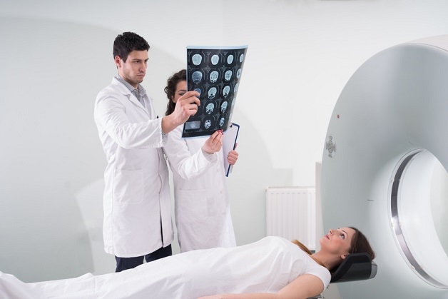 Người bệnh chụp CT dạ dày theo chỉ định của bác sĩ