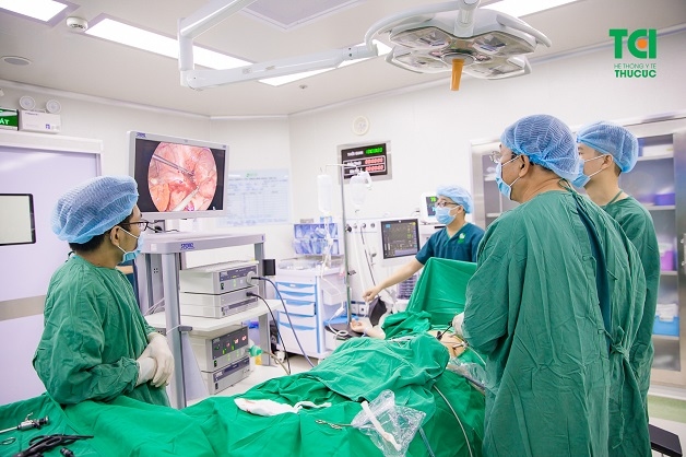 Bệnh nhân bị viêm ruột thừa cấp cần nhanh chóng nhập viện để được bác sĩ thăm khám và có chỉ định điều trị ngay
