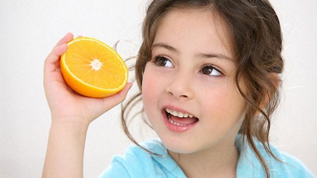Bố mẹ nên cho trẻ ăn thêm nhiều rau xanh và trái cây tươi để tăng cường sức đề kháng