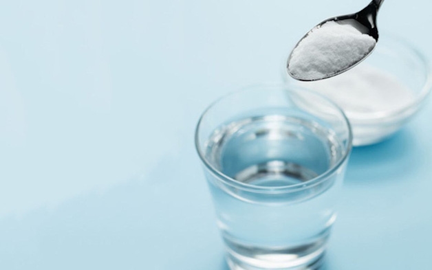 Súc miệng với nước muối ấm không chỉ làm dịu cơn đau rát ở cổ họng mà còn giúp sát trùng, giảm nguy cơ viêm nhiễm.