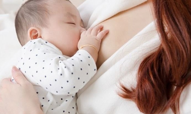 Mẹ nên cho trẻ bú sữa nhiều hơn