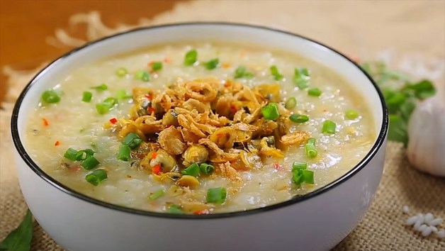 Sau khi thực hiện phẫu thuật amidan, người bệnh nên ưu tiên uống sữa, ăn cháo loãng nguội và các đồ mềm để giảm áp lực lên vết mổ; Chỉ nên ăn cơm như bình thường sau mổ 15 ngày.