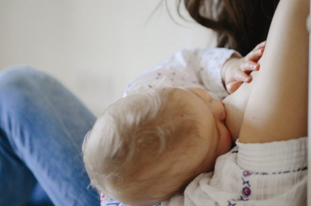 Mẹ nên thay đổi tư thế cho con bú để trẻ cảm thấy thoải mái nhất