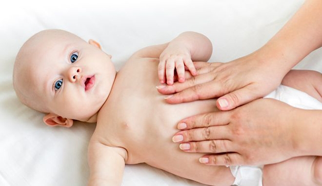 Xoa bụng cho trẻ bị táo bón sẽ giúp con cảm thấy thoải mái hơn