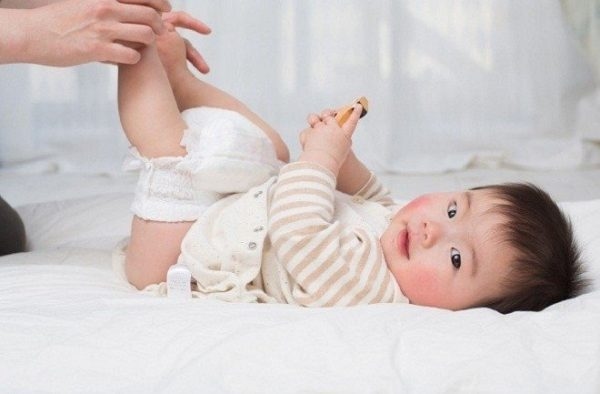 Tiêu chảy là tình trạng trẻ có tần suất đi cầu nhiều hơn bình thường, ngoài ra tính chất phân cũng có sự thay đổi