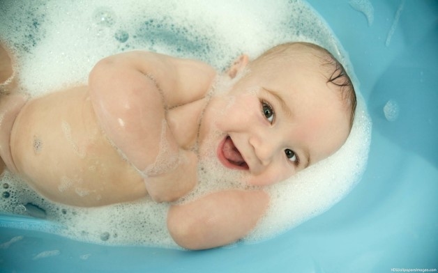 Mẹ đừng quên tắm rửa sạch sẽ cho trẻ để hạn chế nhiễm khuẩn
