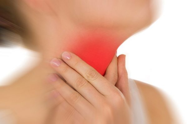 Viêm họng dị ứng là tình trạng niêm mạc họng bị kích thích và tác động bởi các dị nguyên ở bên ngoài môi trường
