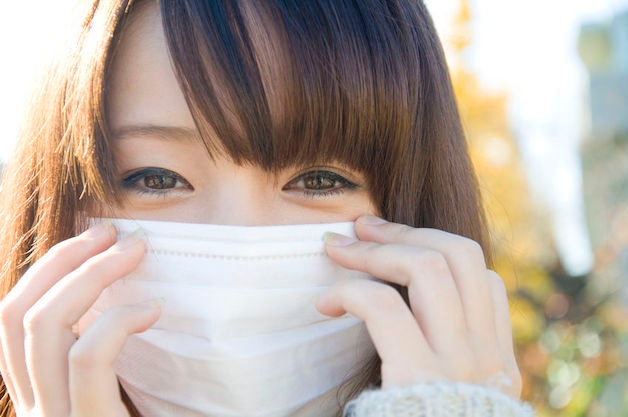 Đeo khẩu trang mỗi khi ra ngoài để tránh khí lạnh và các tác nhân gây dị ứng để phòng ngừa các bệnh viêm xoang.