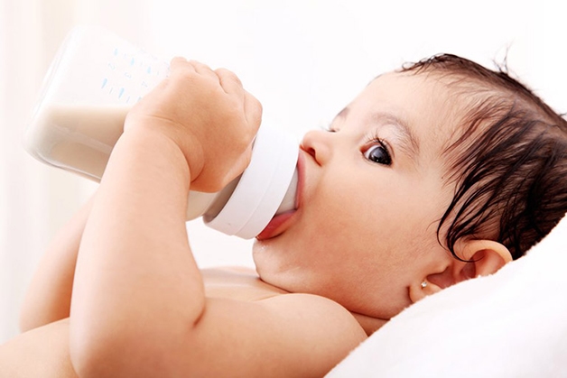 Bố mẹ nên điều chỉnh lại chế độ ăn cho con để hạn chế tình trạng nôn trớ ơ trẻ