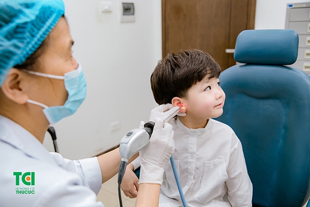 Khi trẻ có dấu hiệu bị viêm tai giữa ứ dịch, bố mẹ nên đưa con đi khám bác sĩ sớm