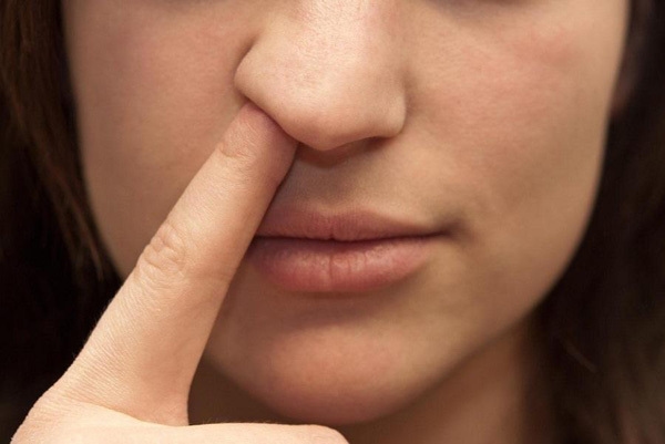 Ngoáy mũi là một trong những thói quen xấu gây nên tình trạng chảy máu mũi
