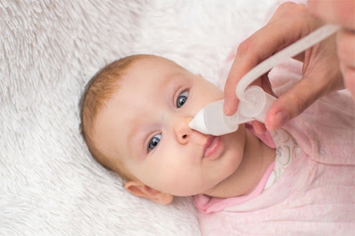 Nhỏ nước muối sinh lý và làm thông thoáng đường thở cho trẻ