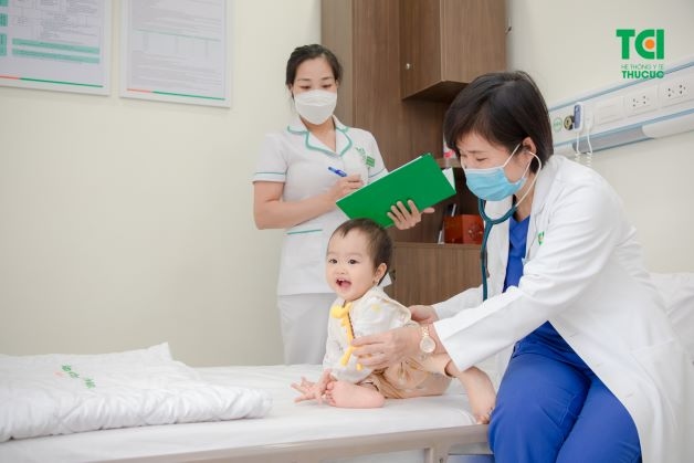Chỉ sau 3 ngày, với sự chăm sóc tận tình của đội ngũ bác sĩ và điều dưỡng, cùng sự dũng cảm của mình, “chiến binh” nhí V.H.L đã “chiến thắng” cả sốt virus và viêm mũi họng cấp.