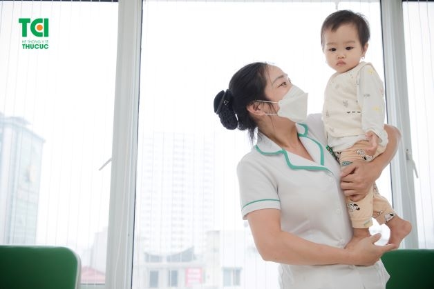 Bên cạnh sốt cao, bé V.H.L còn có các triệu chứng đi kèm như chảy mũi trong, ho húng hắng từng cơn, họng sưng tấy đỏ…