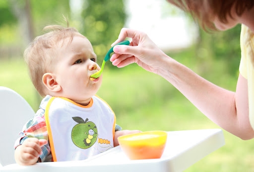 Cho trẻ ăn đồ ăn dạng lỏng như cháo để trẻ dễ nuốt