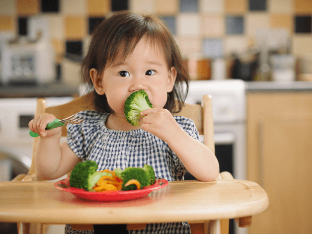 Nên cho trẻ ăn rau xanh, thực phẩm có nhiều chất xơ giúp tạo phân cứng và mềm lại, ngăn chặn tiêu chảy.