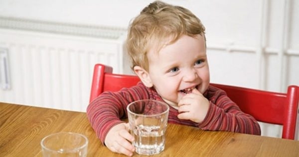Bố mẹ có thể cho trẻ uống nhiều nước để làm loãng đờm