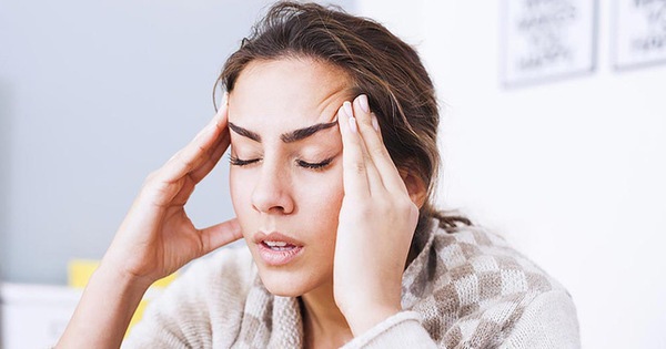 Đau, nhức ở đầu hoặc khắp vùng mặt là triệu chứng thể hiện khi viêm xoang cấp mủ đã diễn biến nặng, dễ gây biến chứng