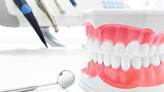 Trước khi thực hiện, bác sĩ sẽ tiến hành lấy dấu mẫu hàm gửi sang nước ngoài để chế tạo mắc cài, cũng vì vậy mà giá niềng răng Invisalign thường khá cao