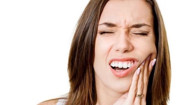 Triệu chứng điển hình của viêm xoang hàm trái đó là đau âm ỉ ở vùng mặt, đặc biệt là bên má trái