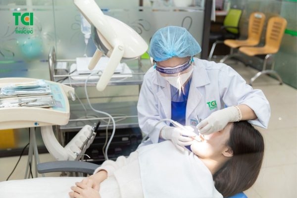 Tẩy trắng răng tại nha khoa được thực hiện bằng thiết bị hiện đại, sử dụng thuốc tẩy có nồng độ từ 35-37%