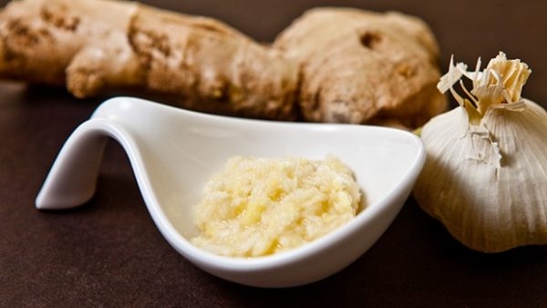 Trị sâu răng bằng tỏi và gừng
