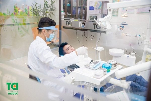 Khám răng định kỳ hoặc khi có các dấu hiệu bất thường với bác sĩ chuyên khoa để bảo vệ sức khỏe răng miệng