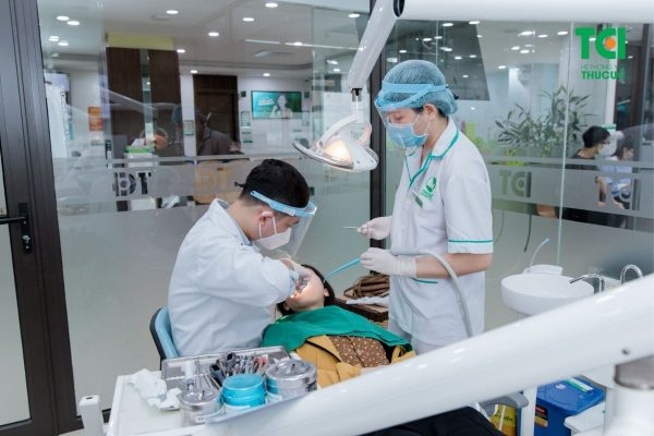 Tới nha khoa để được các bác sĩ tư vấn các cách điều trị viêm chân răng hiệu quả