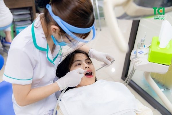 Thăm khám sức khỏe định kỳ và lấy cao răng thường xuyên để làm sạch răng miệng, ngăn ngừa các bệnh lý
