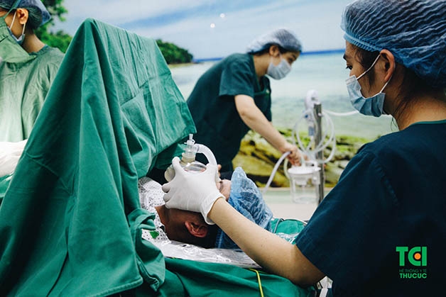 Đối mặt với tình trạng giảm tiểu cầu nghiêm trọng, trong quá trình sinh con, chị Khuyên đã được ekip Sản của Thu Cúc TCI theo sát, hỗ trợ tối đa để có thể vượt cạn an toàn