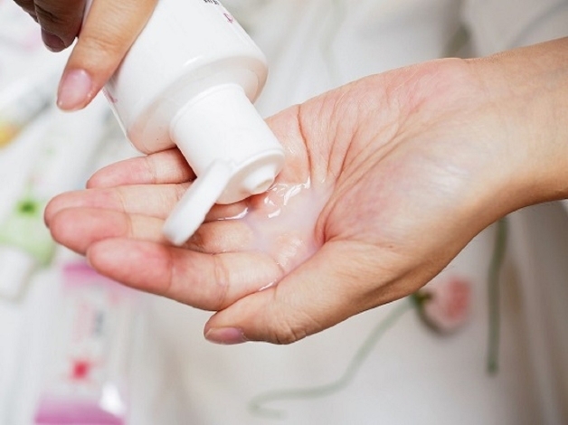 Chị em phụ nữ nếu thường xuyên thụt rửa, vệ sinh vùng âm đạo không đúng cách cũng rất có thể dẫn tới việc bị nhiễm nấm vùng kín