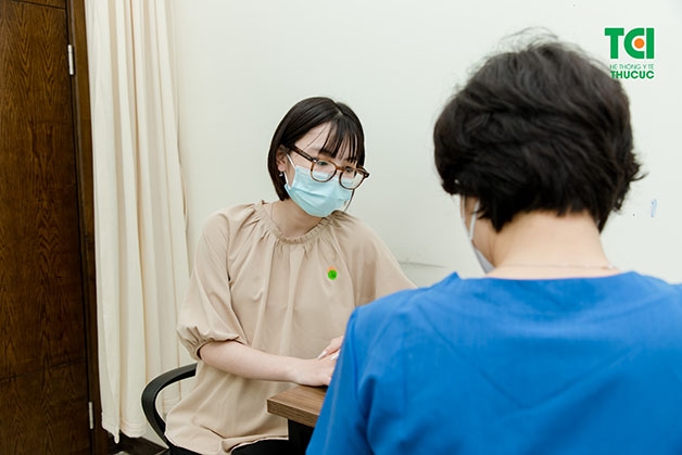 Chị em nên sử dụng những loại dung dịch vệ sinh phù hợp, có thể tham khảo ý kiến các bác sĩ chuyên khoa trong quá trình thăm khám phụ khoa