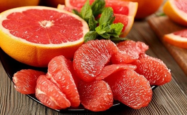 Bưởi, cà chua chín, chuối,...là các thực phẩm ngừa đột quỵ hiểu quả