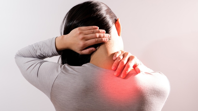 Điều trị đau cổ vai gáy: Từ nguyên nhân đến phương pháp